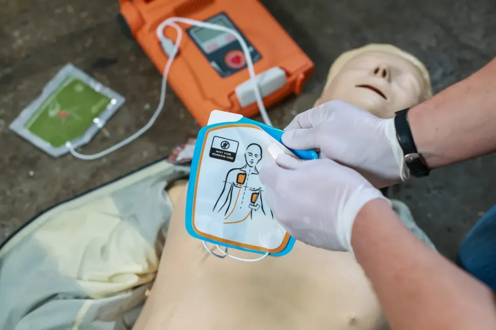 Formation à l'utilisation d'un défibrillateur par des personnes non-médecins